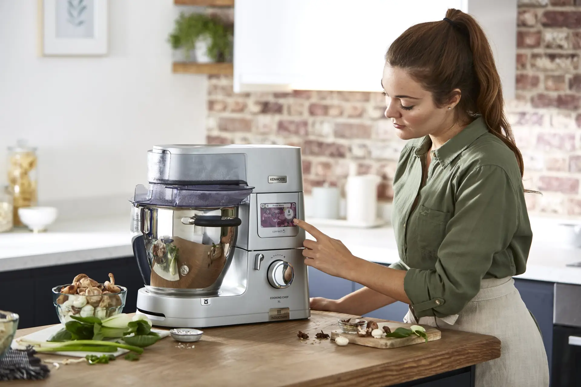 Speisen auf Knopfdruck zubereiten: Der Touchscreen der Cooking Chef XL macht die Bedienung intuitiv und einfach.