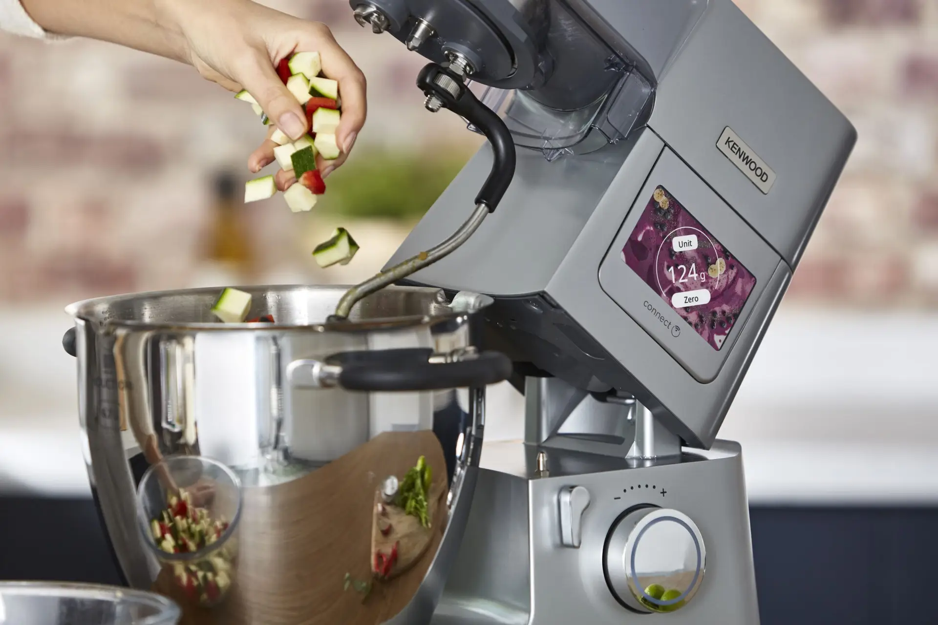 Die Cooking Chef XL übernimmt viele zeitraubende Aufgaben, zum Beispiel das Zerkleinern von Gemüse.